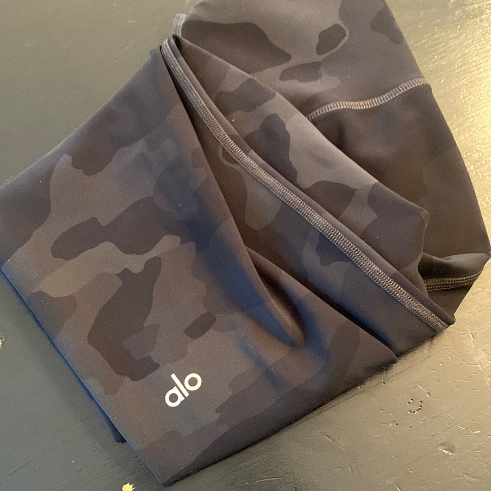 Alo Vapor legging, black camo, EUC, XS worn only a couple times, hung to dry.